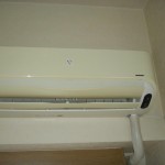 シャープの家庭用ルームエアコンを洗浄クリーニング｜栃木県小山市のW様邸にて施工